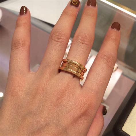 finger turning green from gold ring
